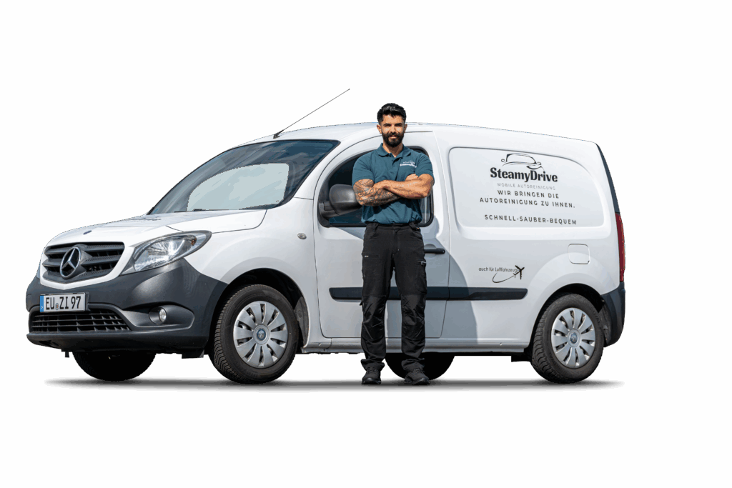 Freigestelltes Servicefahrzeug von SteamyDrive mit Mitarbeiter – Mobile Fahrzeugreinigung NRW